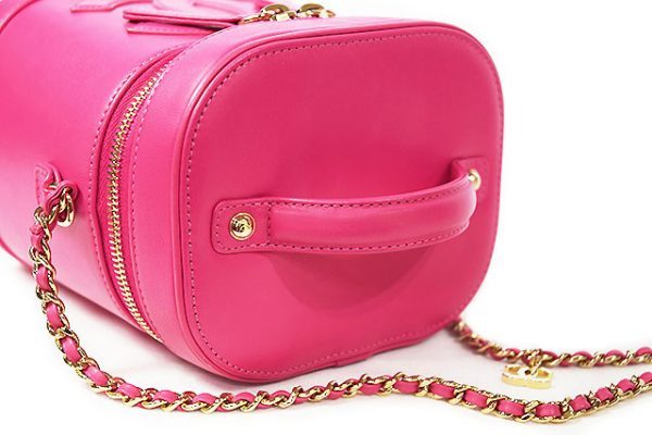 シャネルの可愛いピンク色のバニティバッグ