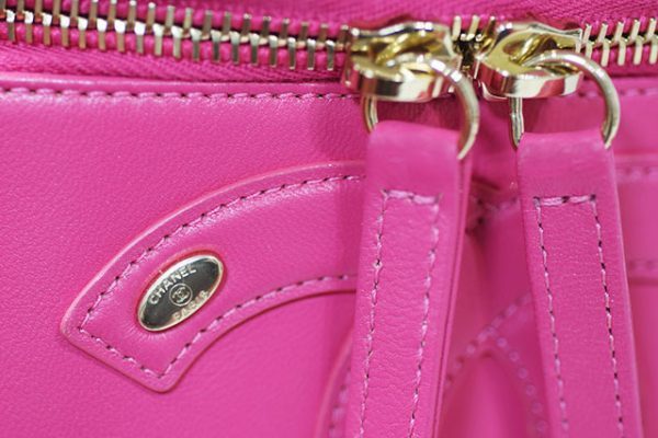 シャネルの可愛いピンク色のバニティバッグ