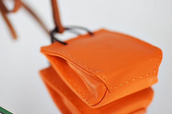 エルメスの紙袋型チャーム サックオランジュ デザインとサイズ 
