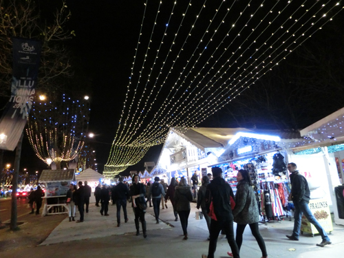 シャンゼリゼ大通りのクリスマスマーケット